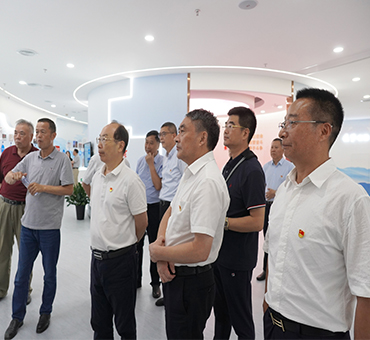 江蘇省建筑行業協會會長張寧寧帶隊參觀集團黨建主題館
